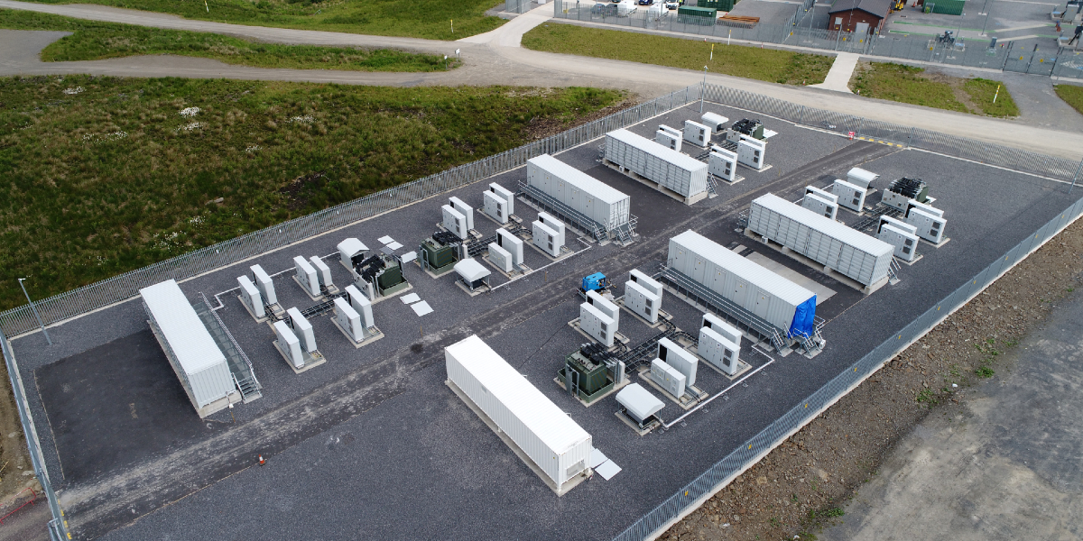 Mehrere Stationärspeicher auf dem Gelände von BELECTRIC GmbH