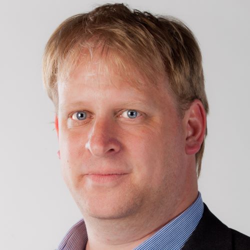 Bild zeigt einen Mann mit dunkelblonden Haaren 