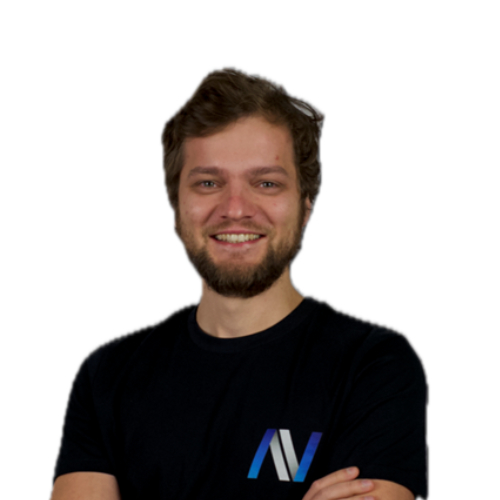 Portraitbild von Arturs Jasjukevics, einem Mann mit dunkelbraunen Haaren und einem Bart, der vor einem weißen Hintergrund fotografiert ist und ein dunkles T-Shirt mit Logo trägt.