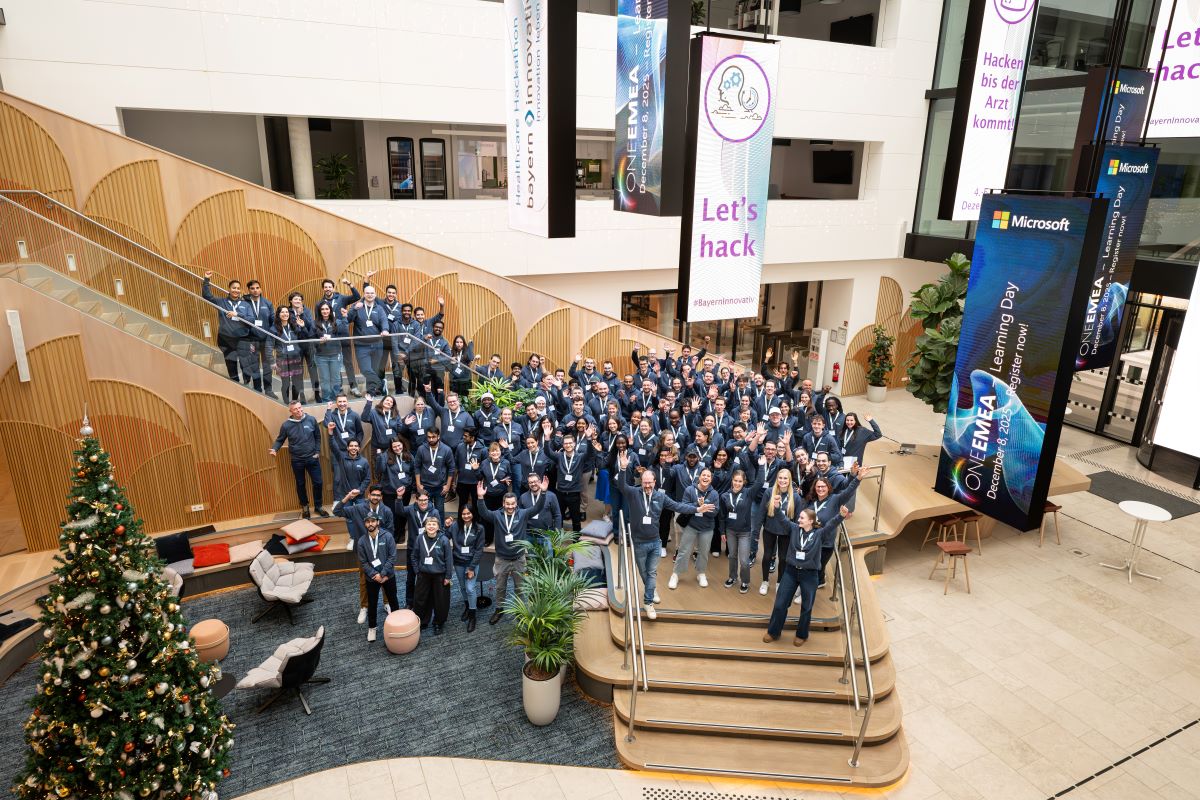 Menschenansammlung auf einer Treppe in einem Lobbybereich.
