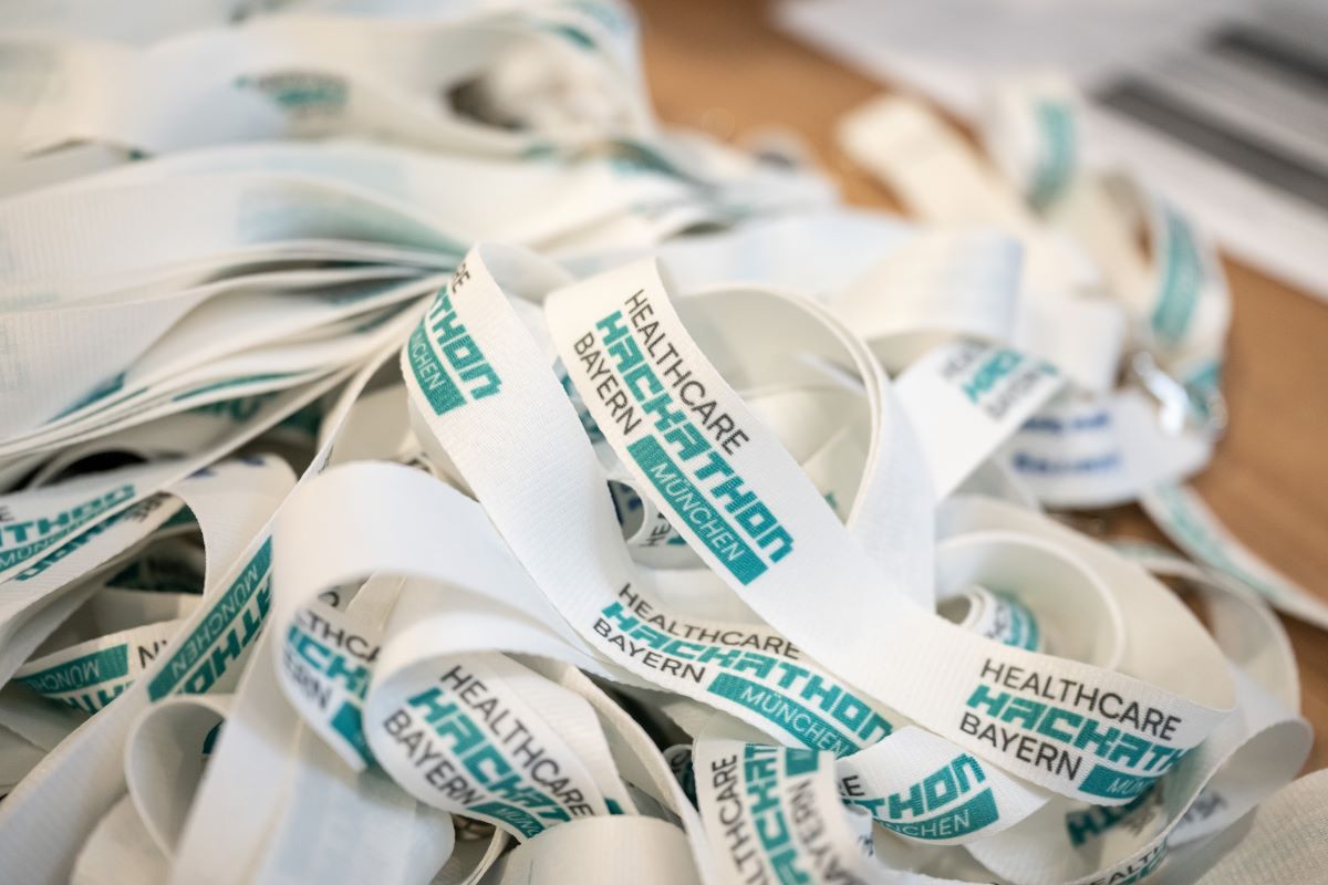 Eine Ansammlung von weißen und grünen Bändern liegt auf einem Tisch.