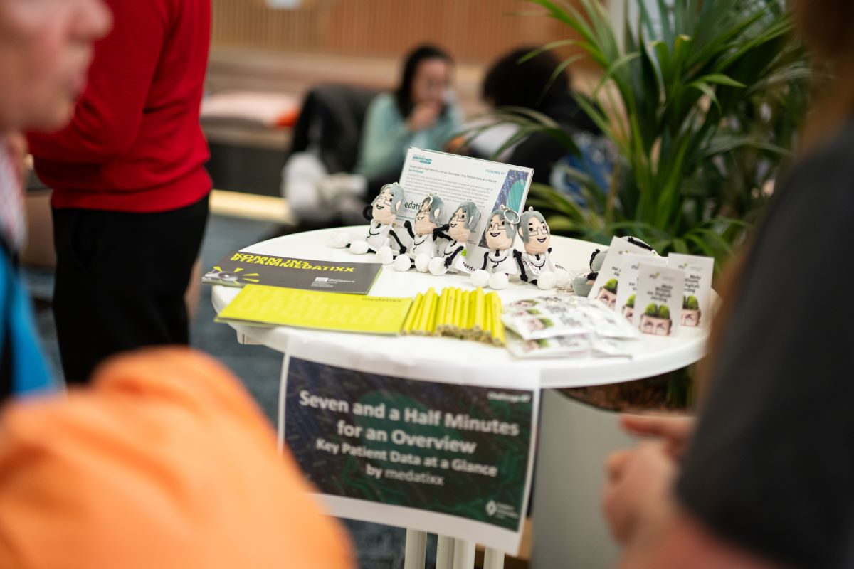 Ein Stehtisch mit Utensilien darauf ist zu sehen