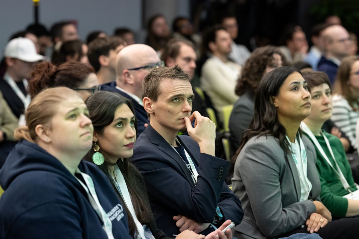 Publikum ist zu sehen, sie schauen interessiert