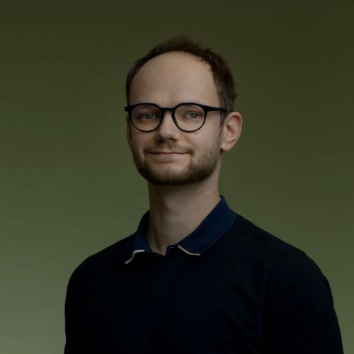 Auf dem Bild ist ein Herr mit schwarzem Hemd zu sehen