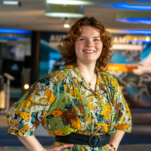 Auf dem Bild ist eine Frau mit buntem Kleid zu sehen