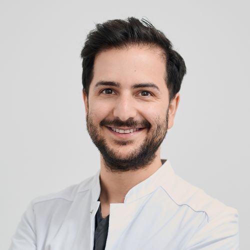 Auf dem Bild ist ein Her mit weißem Kittel zu sehen