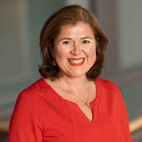 Profilbild Beatrix Weber im roten Kleid