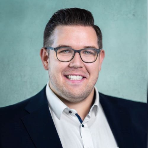 auf dem Bild ist ein Herr mit Brille zu sehen