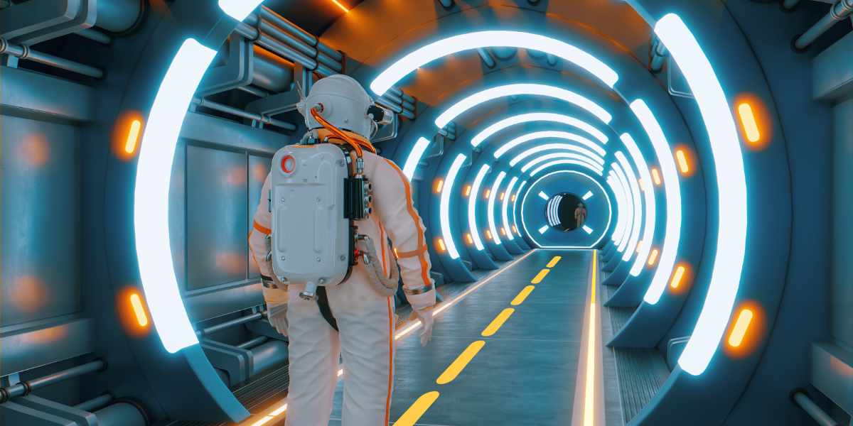 Person in einem Raumanzug geht durch einen futuristischen, beleuchteten Tunnel mit blauen und orangefarbenen Lichtstreifen.