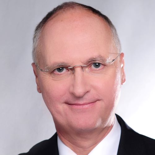 Auf dem Bild ist ein Herr mit Brille zu sehen