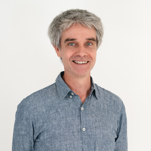 Mann mit grauen Haaren und blau weiß gemusterten Hemd