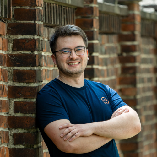 Mann mit Brille und blauen T-Shirt