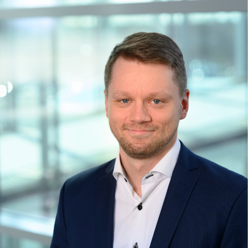 Mann mit Bart und dunkelblonden Haaren, schwarzes Sakko, weißes Hemd