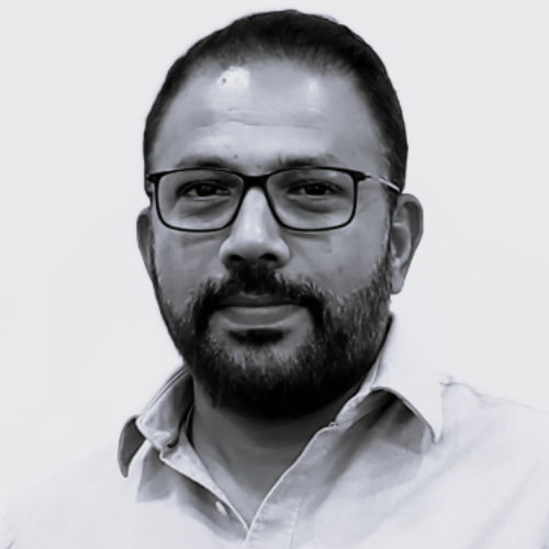 Mann mit Brille und schwarzen Haaren im Hemd