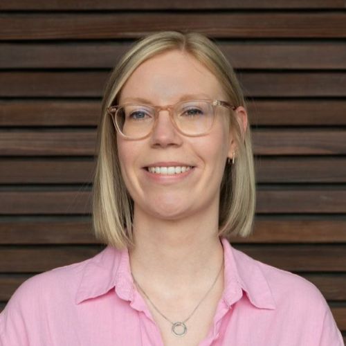 auf dem Bild ist eine Frau mit schulterlangen blonden Haaren zu sehen