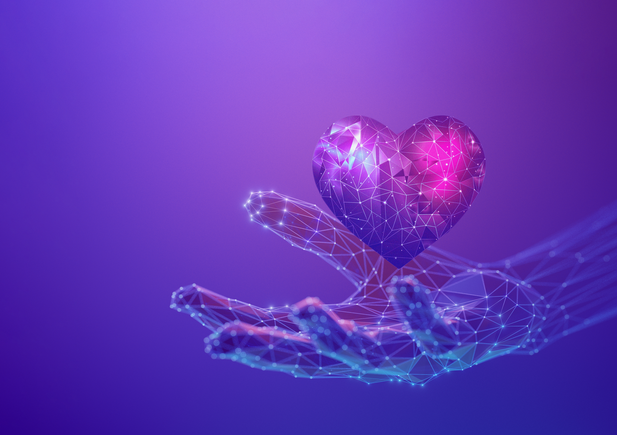 Digitale, aus vernetzten Linien und Punkten bestehende Hand, die ein leuchtendes, polygonales Herz hält