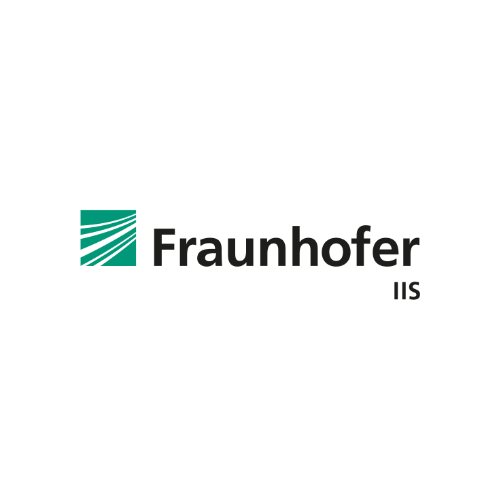 Grünes Quadrat mit weißen Linien und daneben der Schriftzug 'Fraunhofer IIS' in schwarzer Schrift