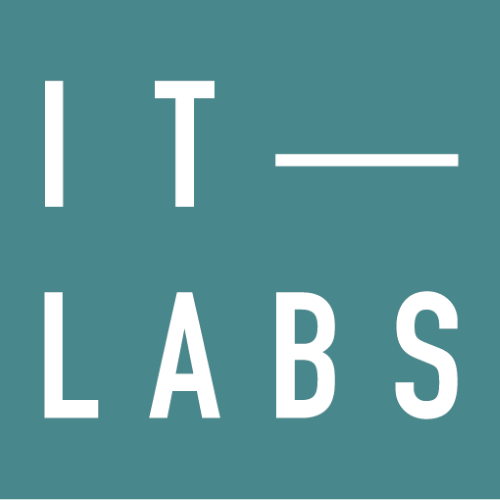 auf dem Bild ist ein weißer Schriftzug "IT-LABS" auf dunkelgrünem Hintergrund zu sehen
