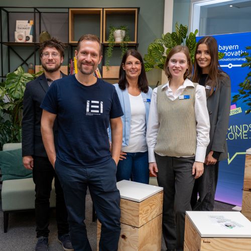 Gruppenfoto von fünf Personen