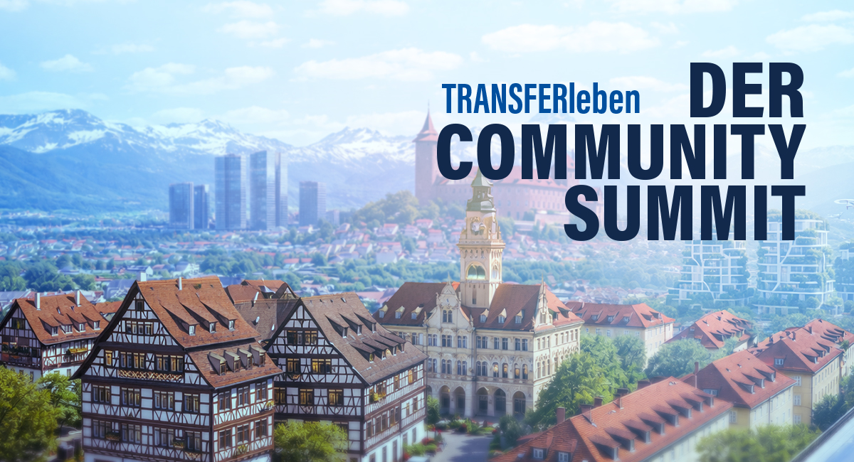 Historische Altstadt mit Fachwerkhäusern und Rathaus vor alpiner Bergkulisse, kombiniert mit moderner Stadtarchitektur.