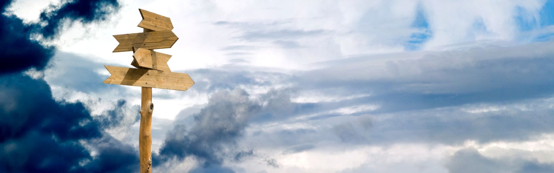 Wegweiser vor einem bedeckten Himmel