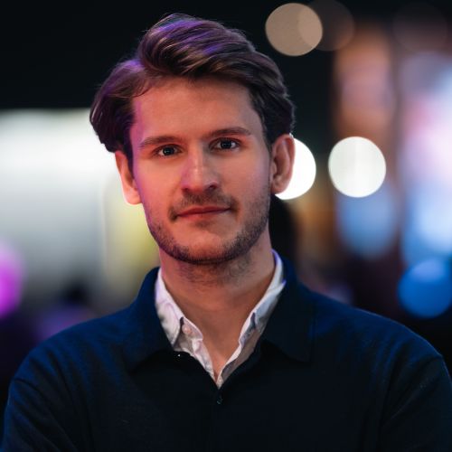 Auf dem Bild ist ein Herr in dunklem Pullover zu sehen