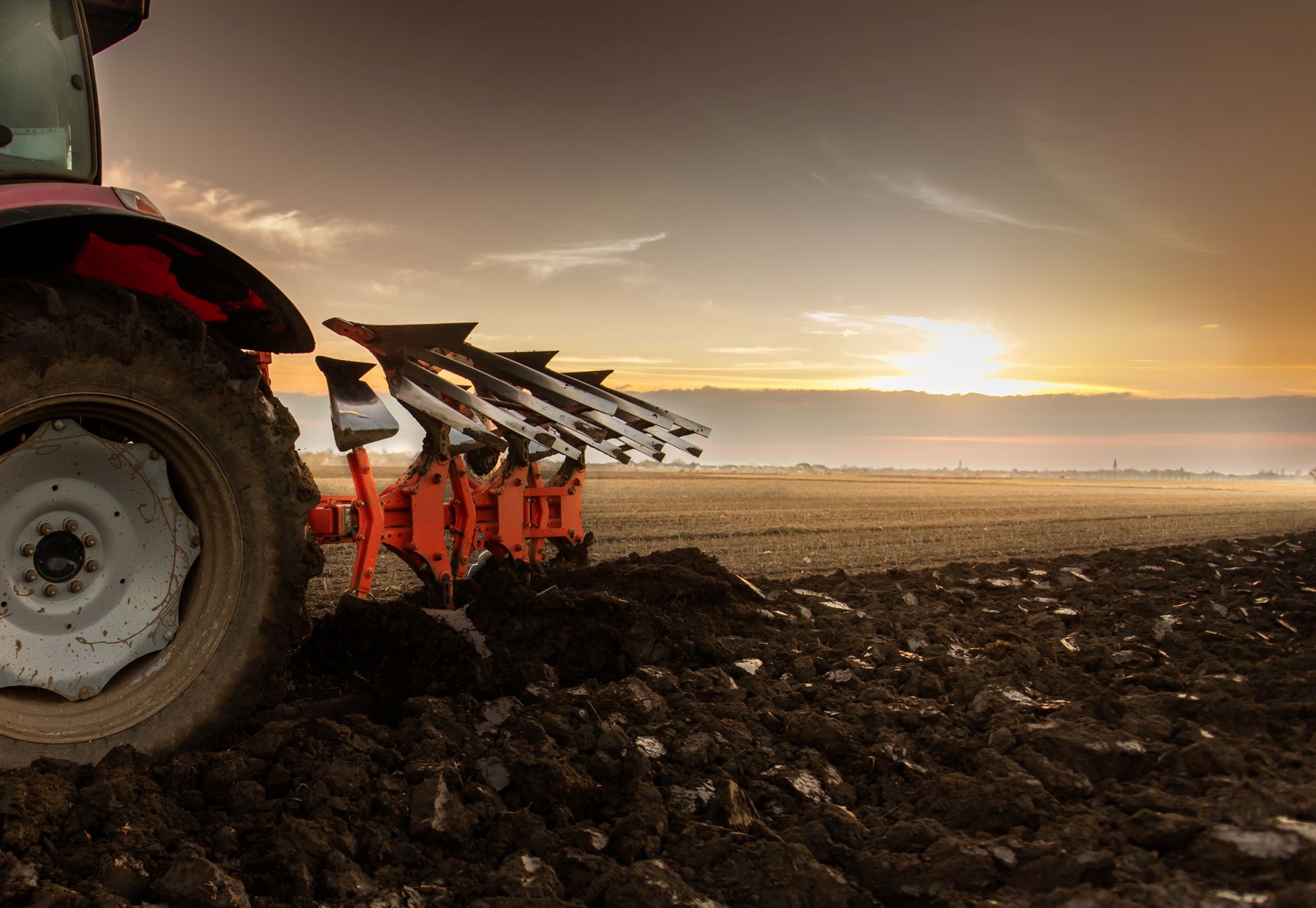 Symboldbild: Traktor auf Feld
