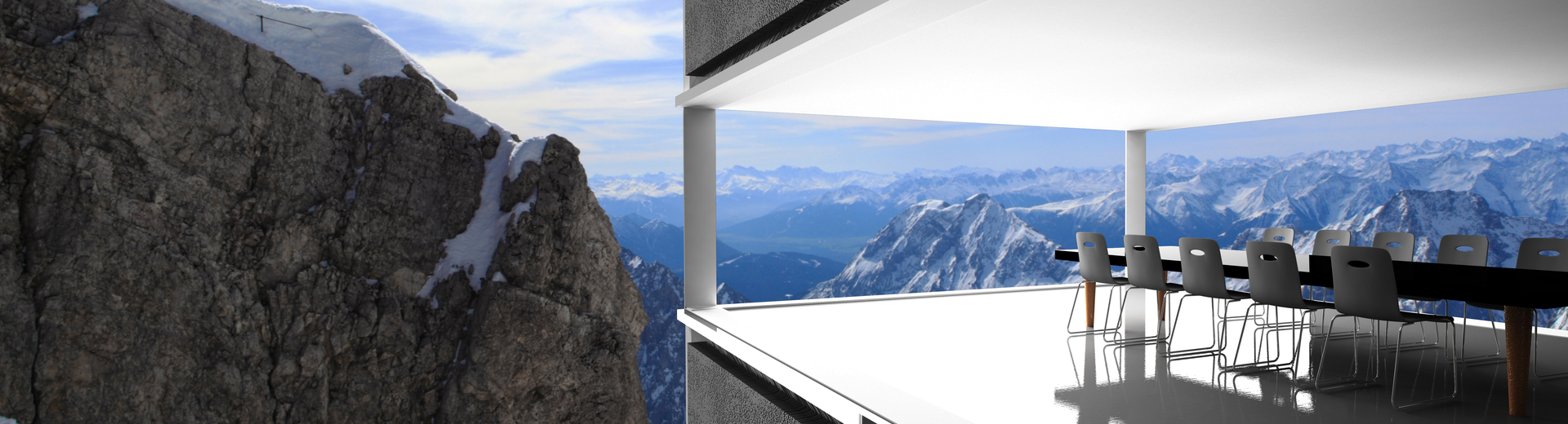 Mit Ausblick auf ein Gebirge befindet sich ein großer, langer Tisch mit Meetingstühlen in einer modernen, offenen Architektur