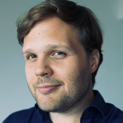Auf dem Bild ist ein Herr mit schwarzem Hemd zu sehen.