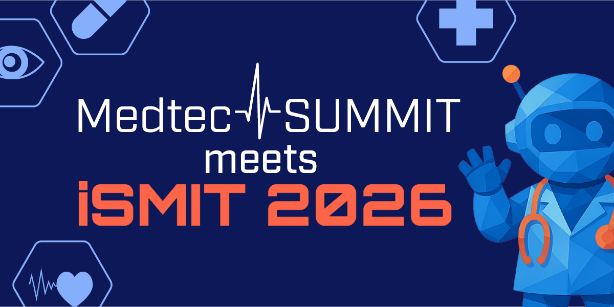 Blaues Maskottchen mit Stethoskop hebt die Hand vor dunkelblauem Hintergrund mit Text 'Medtec-SUMMIT meets iSMIT 2026' und medizinischen Symbolen