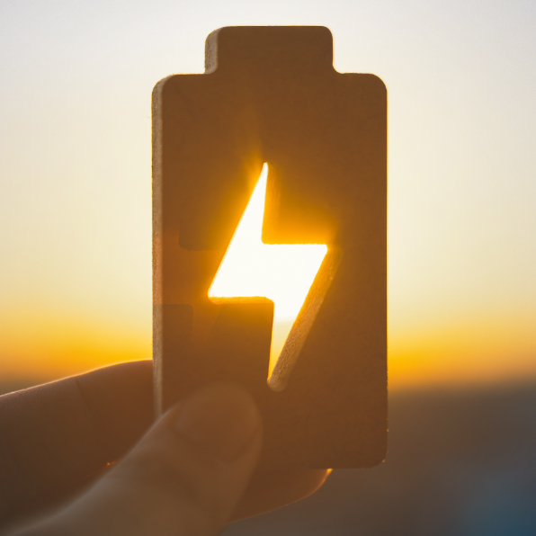 Eine Figur einer Batterie in der Sonne
