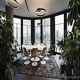 Stilvoller Besprechungsraum mit rundem Tisch, Designerstühlen und üppiger Bepflanzung im Design Offices München Bogenhausen – lichtdurchflutet mit Blick auf moderne Architektur.