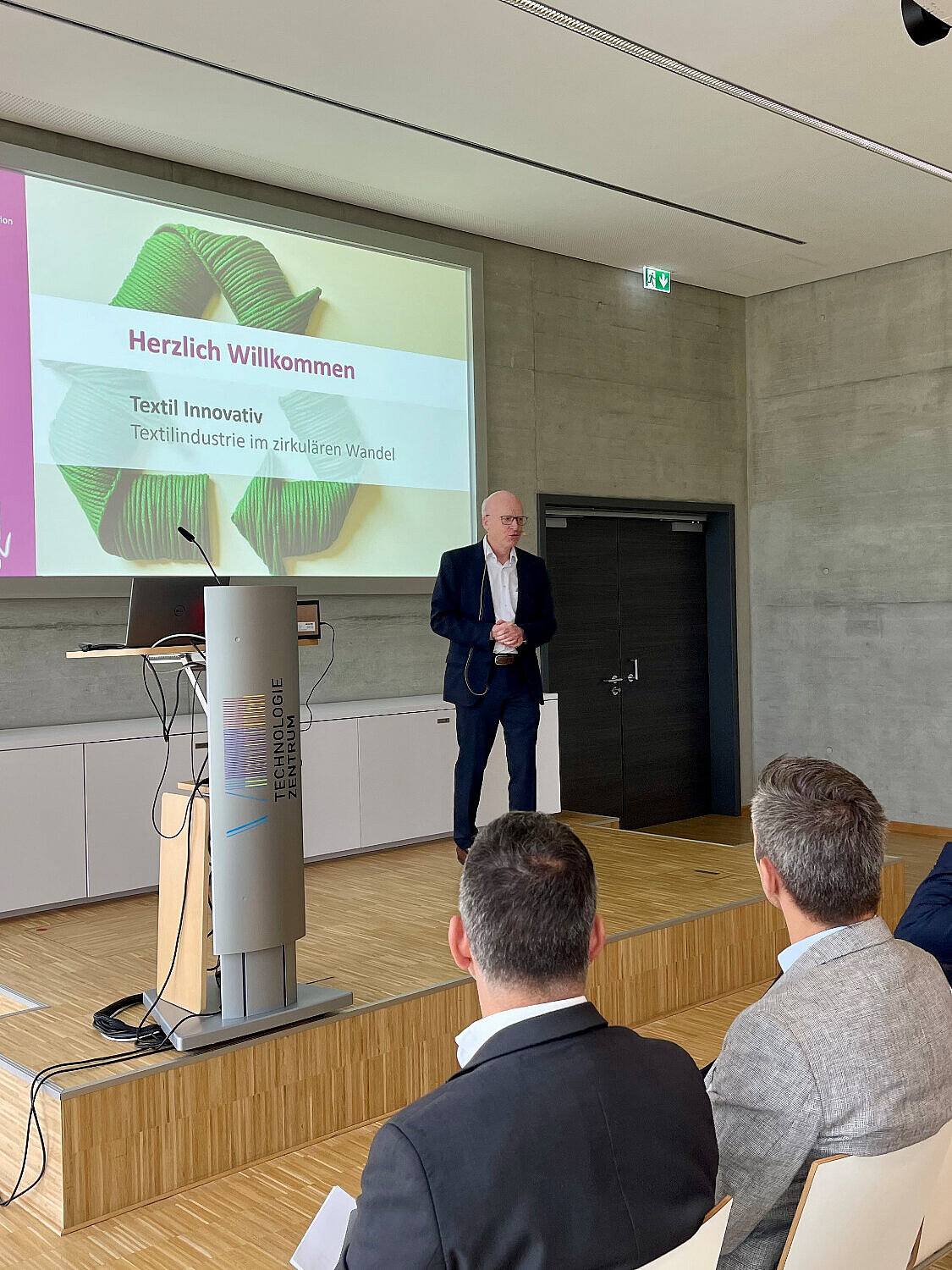 Vortrag bei der Veranstaltung 'Textil Innovativ – Textilindustrie im zirkulären Wandel