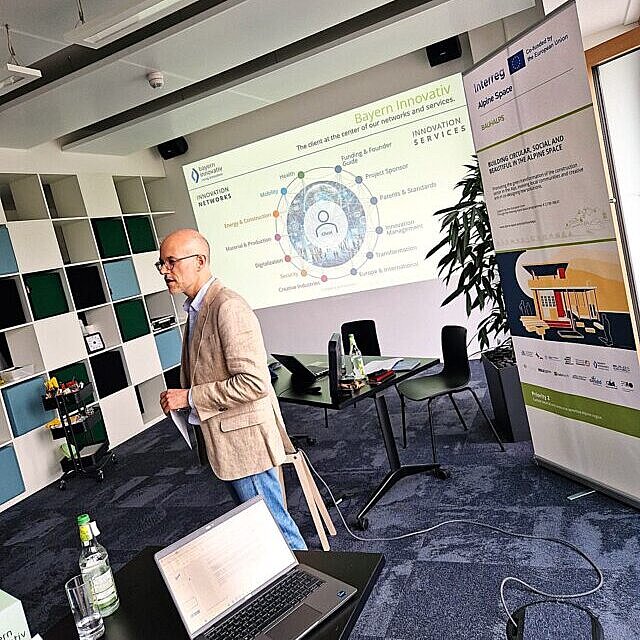 Eine Person hält einen Vortrag vor einer Präsentation. 