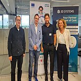 Auf dem Bild sind drei Herren und eine Dame zu sehen, welche vor zwei RollUps für ein Foto platziert sind.