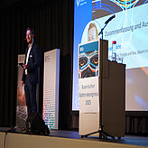 Moderation auf der Bühne des Bayerischen Batteriekongresses 2025.