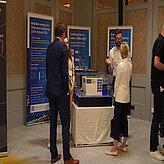 Gespräche am Stand von LIVA über hybride Energiespeichersysteme beim Bayerischen Batteriekongress 2025.