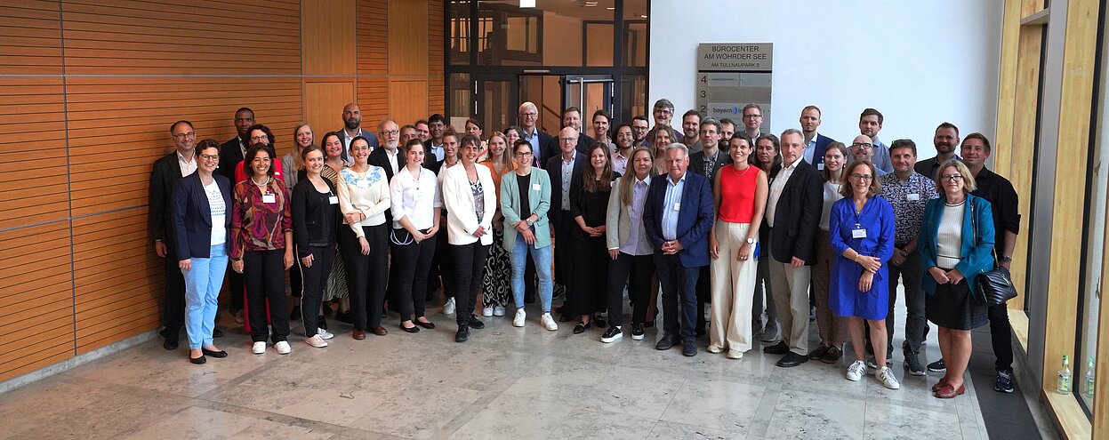 Gruppenfoto der Teilnehmenden des Bayerischen Repräsentantentreffen bei Bayern Innovativ