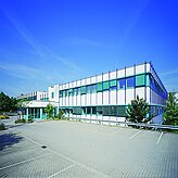 Außenansicht der Firmengebäudes Rupp + Hubrach Optik GmbH