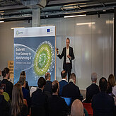 Das Bild zeigt Sven Löffler während seines Vortrags auf dem 1. Scale-MX Kongress