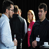 Teilnehmende unterhalten sich