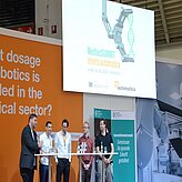 Gruppe von Personen steht vor einer großen Leinwand mit einer Karte von Mexiko und dem Text ‚México – Cumbre de Negocios 2017‘. Am unteren Rand der Leinwand sind Logos verschiedener Sponsoren zu sehen.