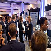 Prof. Dr. Norman Franchi shaking hands with Dr. Alexandra-Gwyn Paetz on the exhibition of the Thinknet 6G Summit.