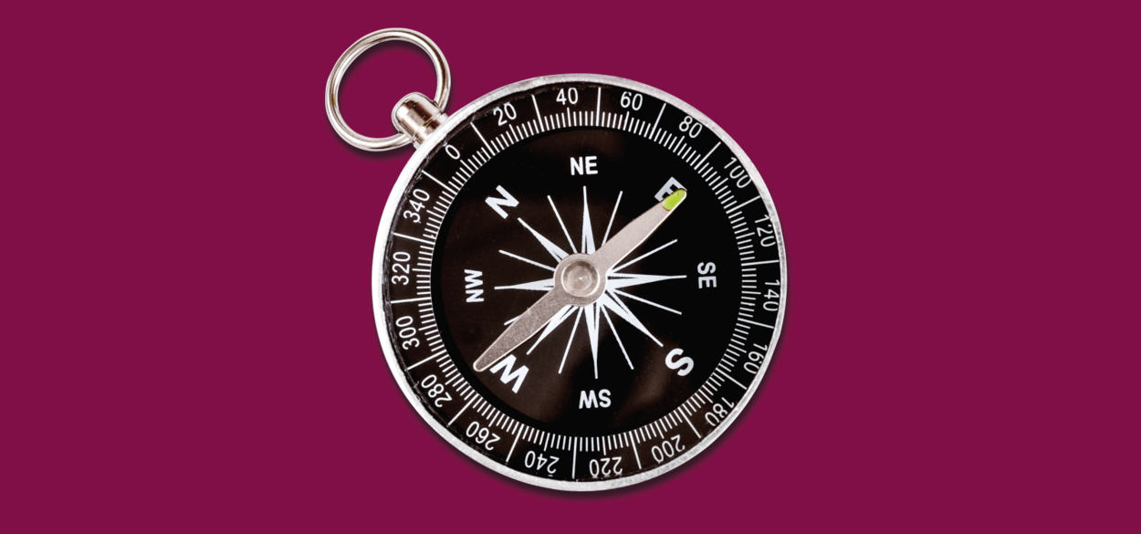 ein Kompass auf pinkem Hintergrund