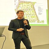Referent hält einen Vortrag auf dem Cluster-Treff Wärme 4.0 auf dem Lagarde Campus Bamberg