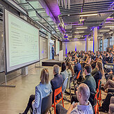 Das Bild zeigt Christoph Machowetz auf dem 1. Scale-MX Kongress