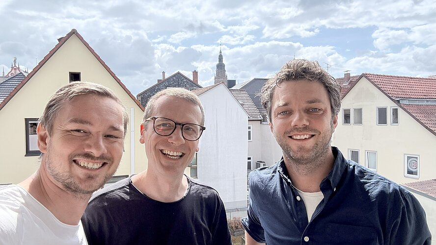 Dr. Matthias Werner, Projektmanager Förderung und Beratung (links) tauscht sich mit Thomas Knorr, Gründer & Geschäftsführer der datadice GmbH und Johannes Schmölz, Senior Projektmanager der datadice GmbH über Potenziale der Künstlichen Intelligenz aus.