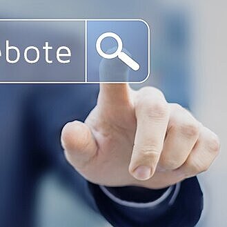 Ein Finger zeigt auf ein virtuelles Suchsymbol mit Sucheingabe