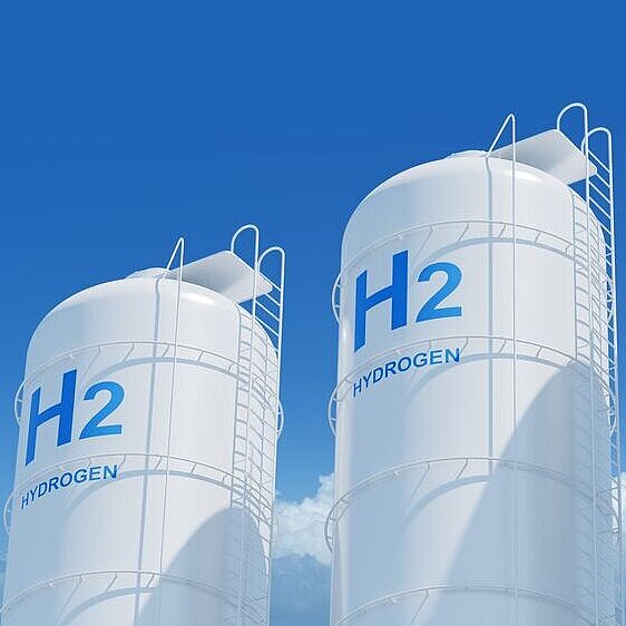 Weiße Wasserstofftanks vor blauem Himmel