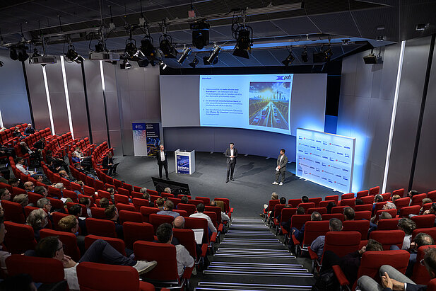 Blick von oben ins Plenum beim Kooperationsforum Bordnetze 2025
